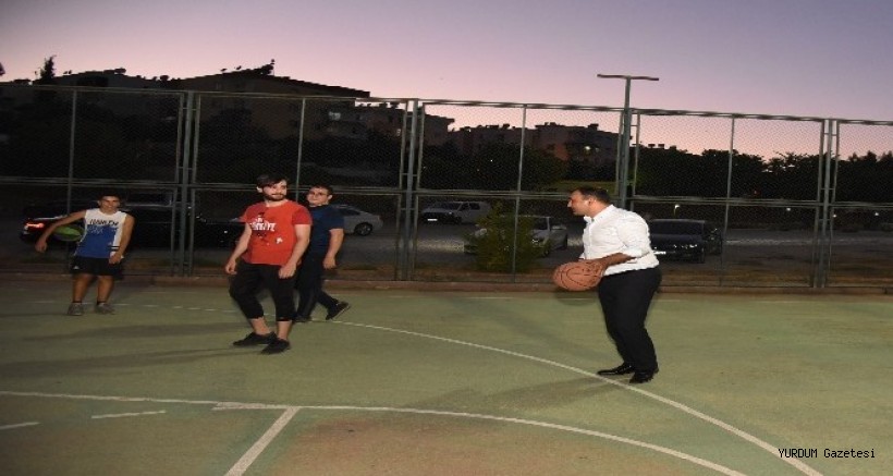Başkan Yılmaz, gençlerle basketbol oynadı