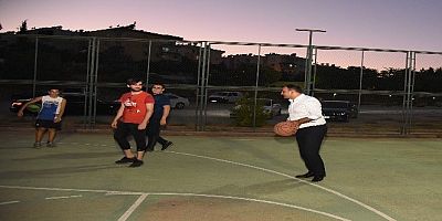 Başkan Yılmaz, gençlerle basketbol oynadı
