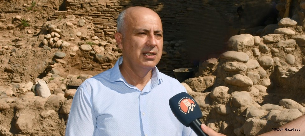 Rektör Prof. Dr. Ahmet Çamsarı Yumuktepe’de Sürdürülen Kazı Çalışmasını Ziyaret Etti